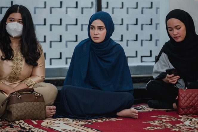 Gaya penampilan Syifa Hadju berhijab © Instagram