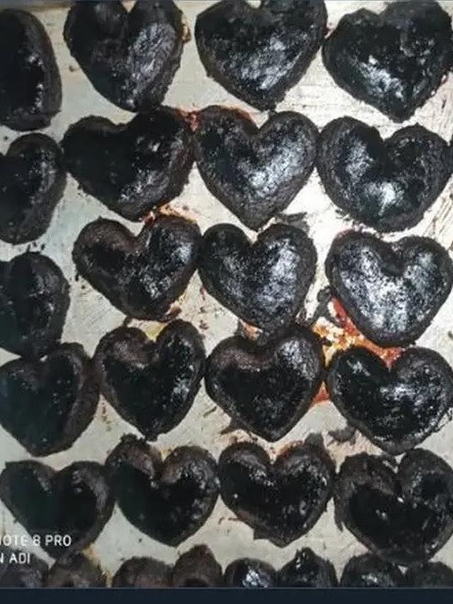 Penampakan kue Lebaran gosong © 2022 brilio.net Penampakan kue Lebaran gosong © 2022 brilio.net