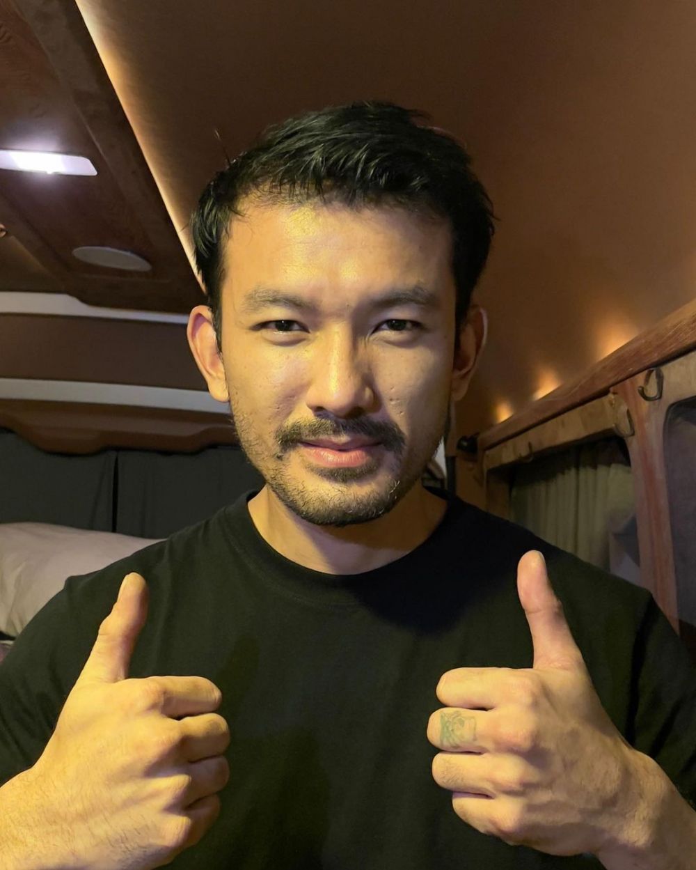 Potret aktor Tanah Air ini pelihara brewok © 2022 brilio.net