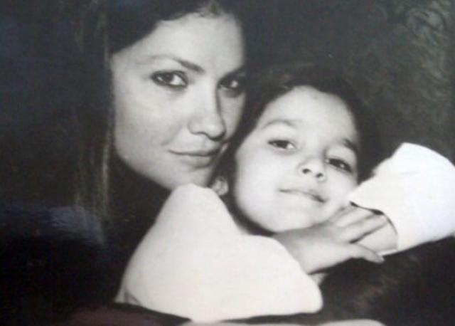 Alia Bhatt dan Pooja Bhatt dari kecil © Instagram Alia Bhatt dan Pooja Bhatt dari kecil © Instagram