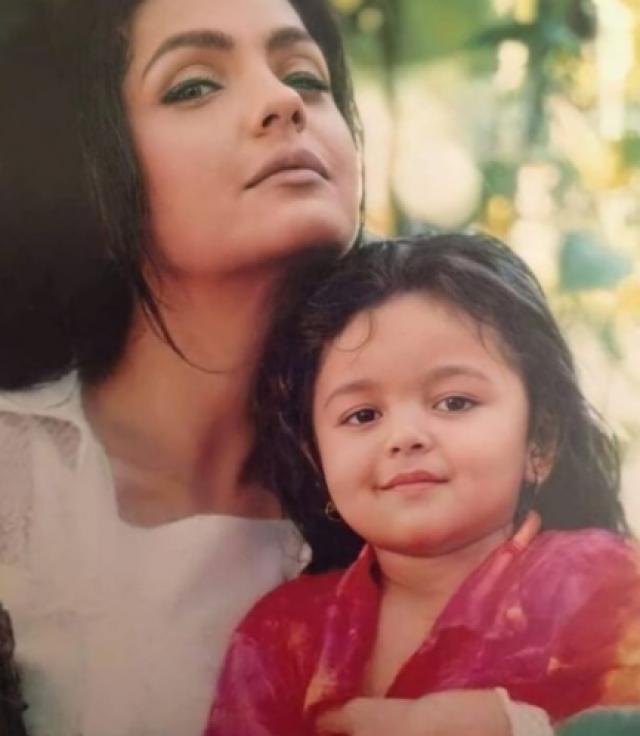 Alia Bhatt dan Pooja Bhatt dari kecil © Instagram Alia Bhatt dan Pooja Bhatt dari kecil © Instagram