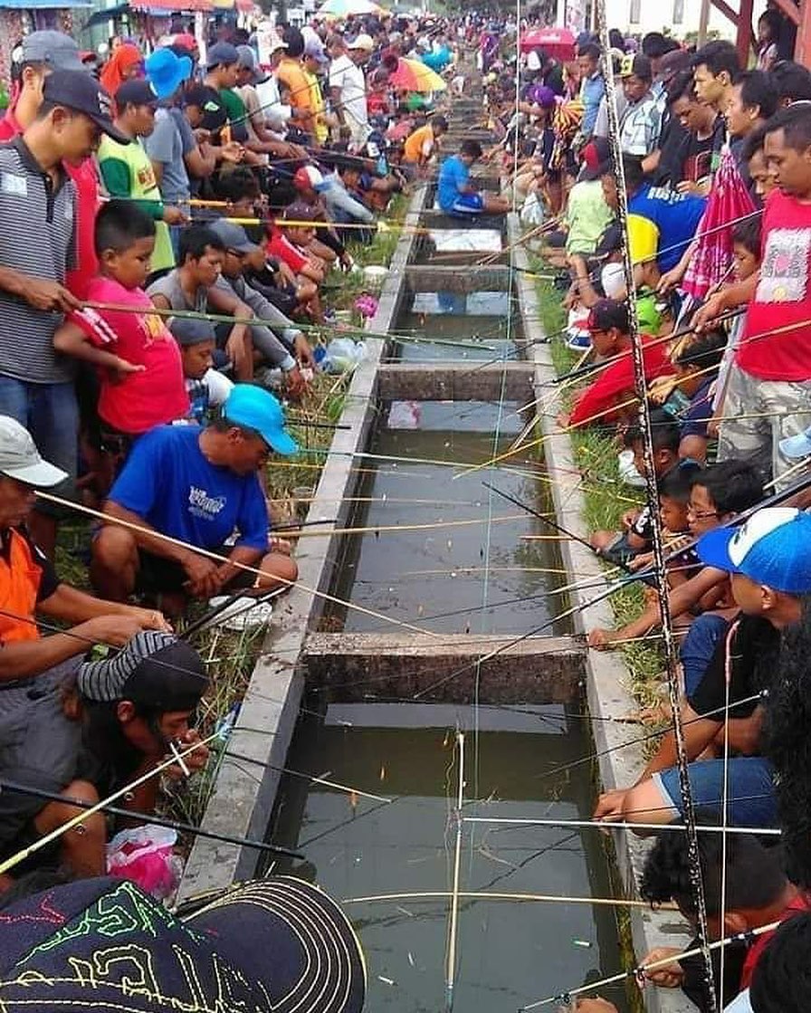 orang di tempat umum aneh-aneh © Instagram