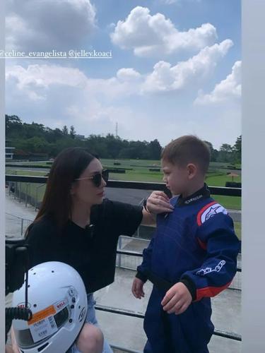 Celine Evangelista temani Lucio balapan Berbagai sumber Celine Evangelista temani Lucio balapan Berbagai sumber