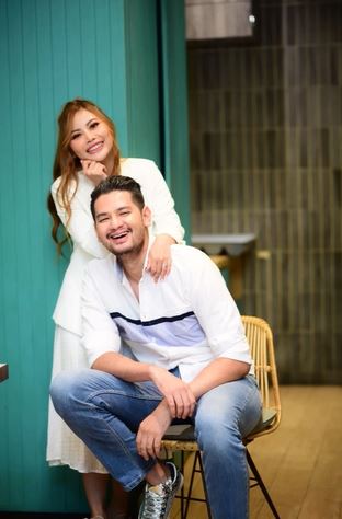 Kevin Hillers dan dokter Siska Berbagai sumber