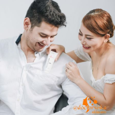 Kevin Hillers dan dokter Siska Berbagai sumber