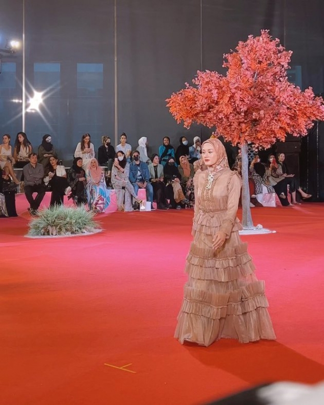 Gaya Dinda Hauw tampil di atas catwalk © Instagram