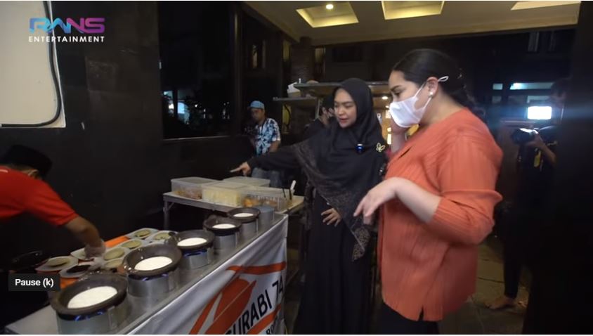 Momen Nagita Slavina borong 10 jajanan demi Ricis saat ngidam, komplet