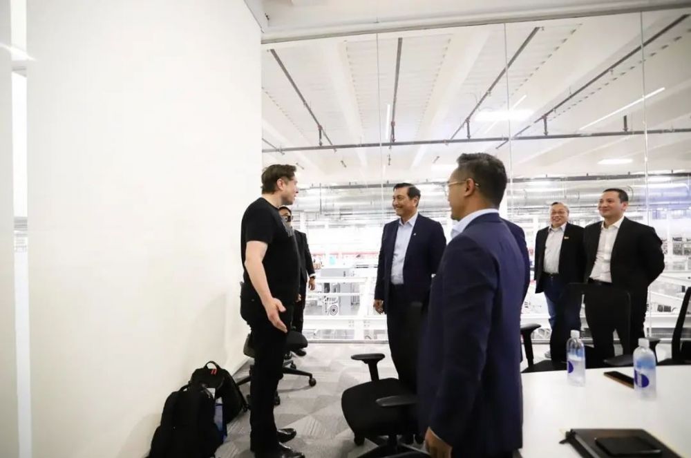 Elon Musk ketemu Luhut Binsar © berbagai sumber Elon Musk ketemu Luhut Binsar © berbagai sumber