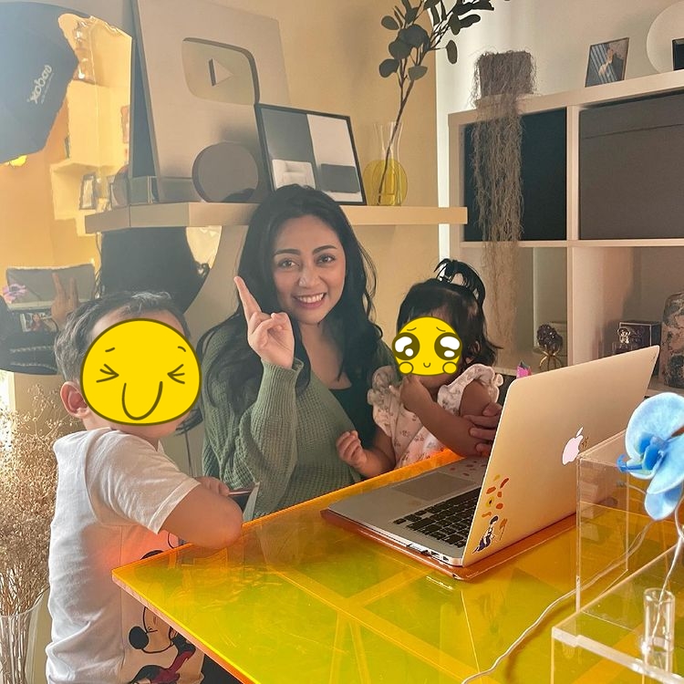 seleb kerja sekalian momong anak © berbagai sumber seleb kerja sekalian momong anak © berbagai sumber