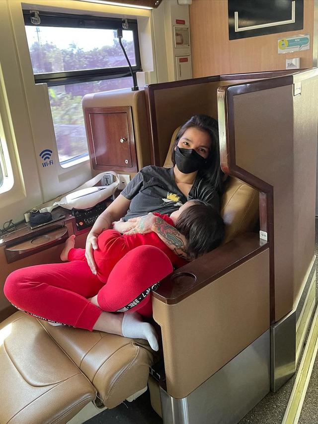 seleb kerja sekalian momong anak © berbagai sumber seleb kerja sekalian momong anak © berbagai sumber