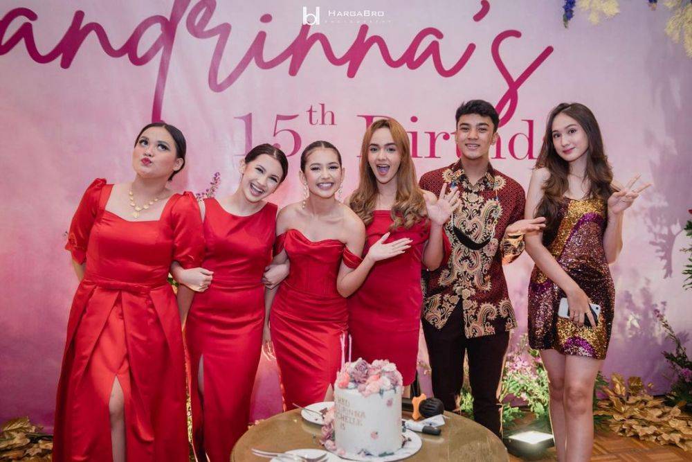 11 Kue ulang tahun pesinetron wanita, milik Ranty Maria berhias emas