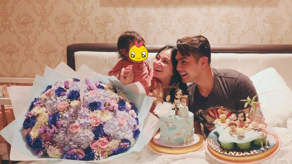 11 Kue ulang tahun pesinetron wanita, milik Ranty Maria berhias emas