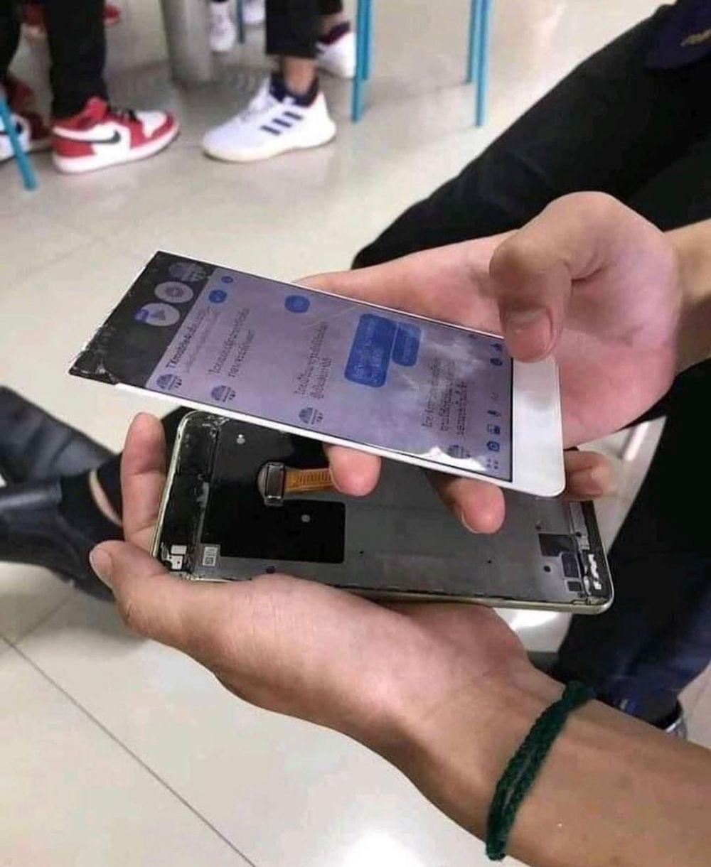 layar HP kelihatan nyeleneh pol © berbagai sumber