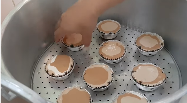 10 Trik membuat bolu kukus antigagal, lembut dan merekah sempurna