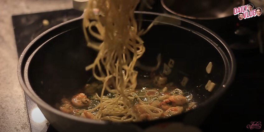 11 Trik Jessica Iskandar masak spaghetti aglio olio, cuma 10 menit