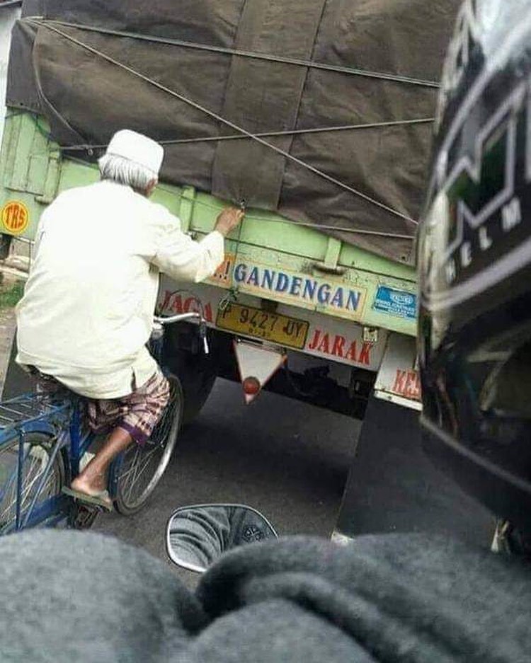 orang pegang barang tapi caranya nyeleneh © berbagai sumber