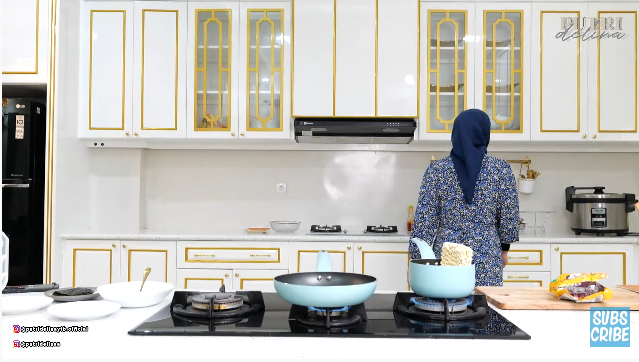 10 Langkah Putri Delina buat mi goreng gulung nori, cuma empat bahan