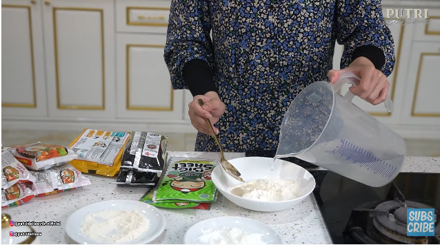 10 Langkah Putri Delina buat mi goreng gulung nori, cuma empat bahan