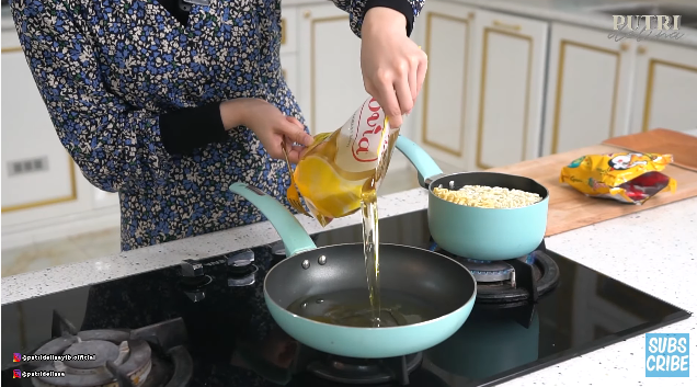 10 Langkah Putri Delina buat mi goreng gulung nori, cuma empat bahan