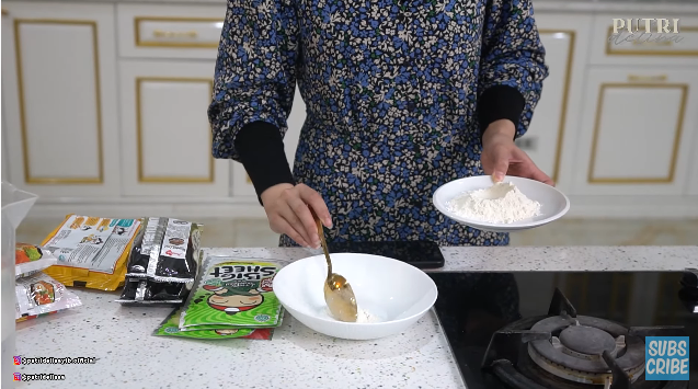 10 Langkah Putri Delina buat mi goreng gulung nori, cuma empat bahan