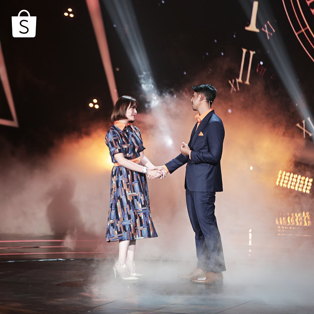 Arya dan Amanda di atas panggung © berbagai sumber