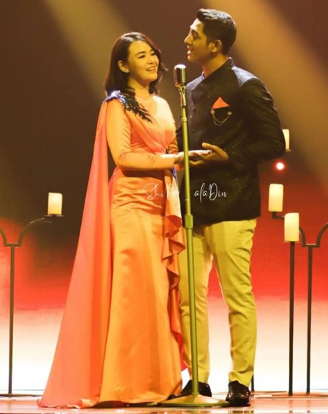 Arya dan Amanda di atas panggung © berbagai sumber