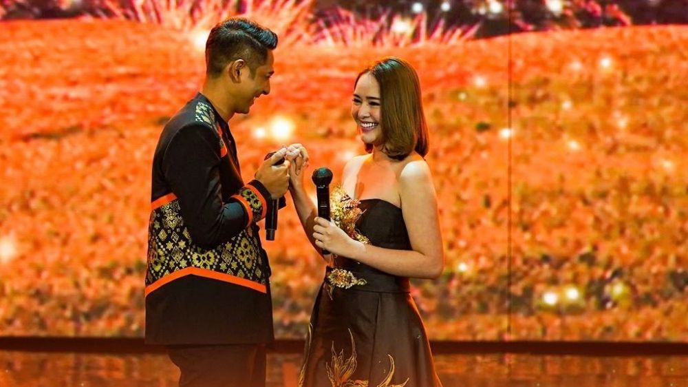 Arya dan Amanda di atas panggung © berbagai sumber