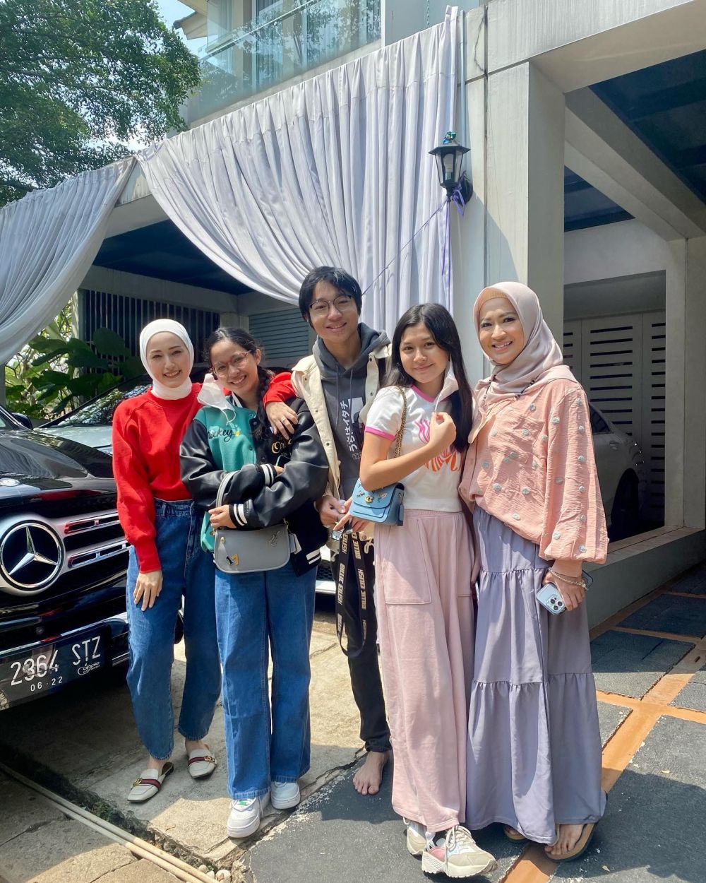 Adelia Pasha bareng tiga anak sambungnya © Instagram Adelia Pasha bareng tiga anak sambungnya © Instagram