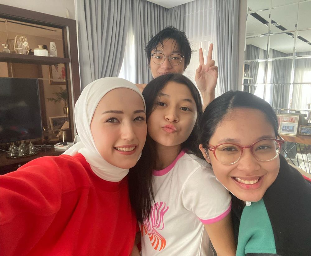 Adelia Pasha bareng tiga anak sambungnya © Instagram Adelia Pasha bareng tiga anak sambungnya © Instagram