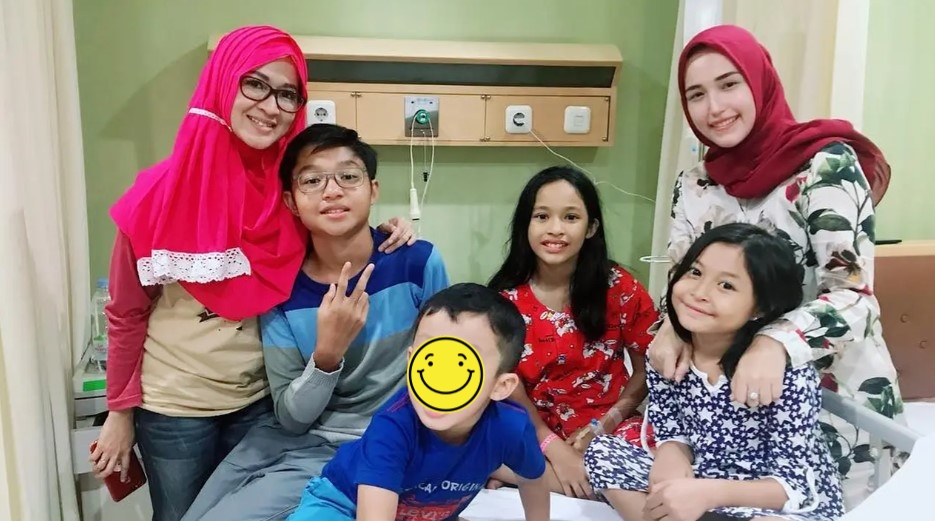Adelia Pasha bareng tiga anak sambungnya © Instagram Adelia Pasha bareng tiga anak sambungnya © Instagram