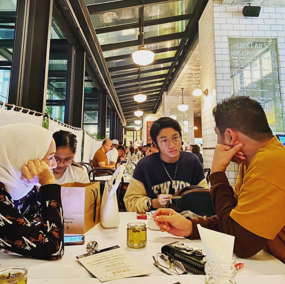 Adelia Pasha bareng tiga anak sambungnya © Instagram Adelia Pasha bareng tiga anak sambungnya © Instagram