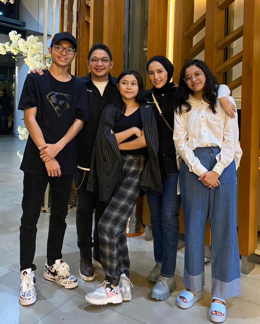 Adelia Pasha bareng tiga anak sambungnya © Instagram Adelia Pasha bareng tiga anak sambungnya © Instagram
