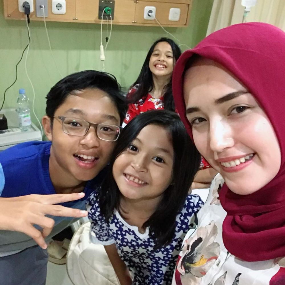 Adelia Pasha bareng tiga anak sambungnya © Instagram