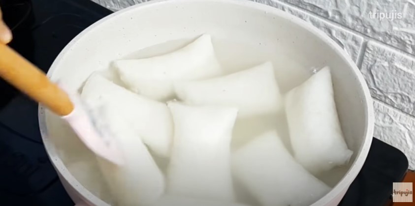 11 Trik bikin lontong biar hasilnya nggak keras, hemat gas