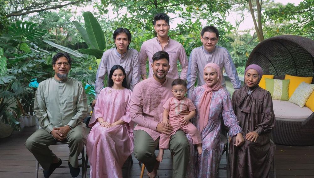 gaya pemain Ikatan Cinta saat Lebaran berbagai sumber