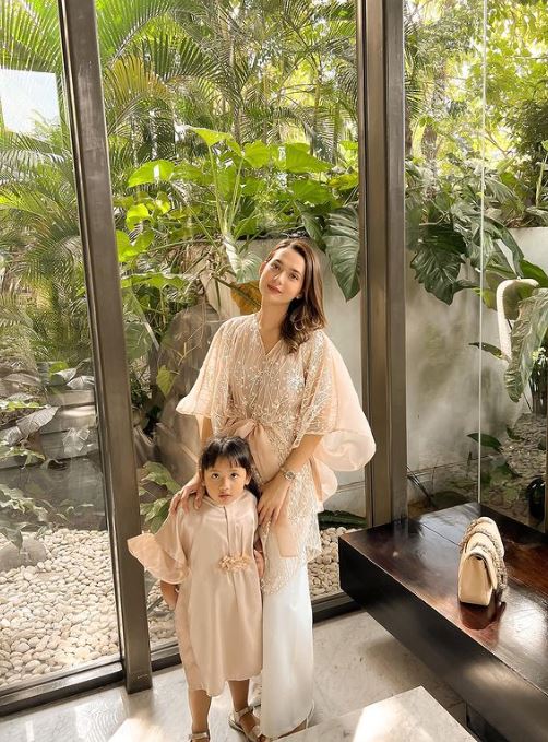 gaya pemain Ikatan Cinta saat Lebaran berbagai sumber