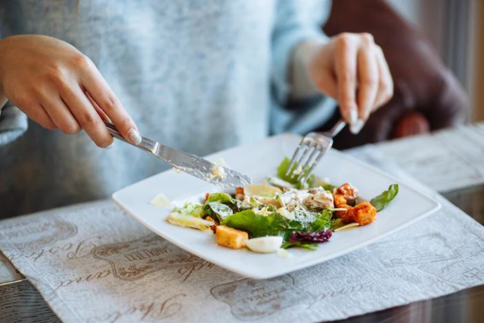 10 Pola makan Jessica Iskandar saat hamil, rutin minum air kelapa