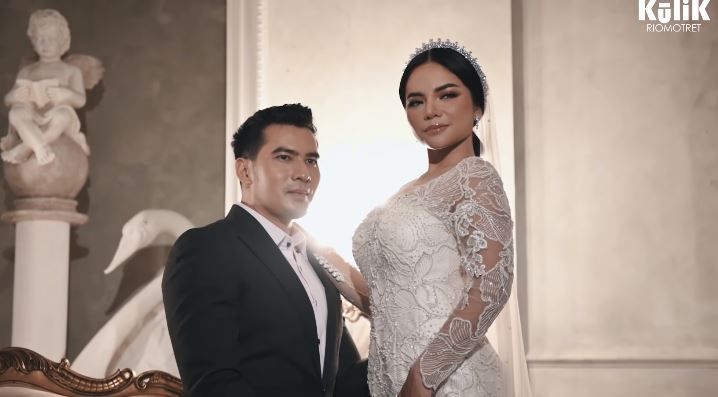11 Potret prewedding Dinar Candy dan Ridho Illahi, usung adat Minang