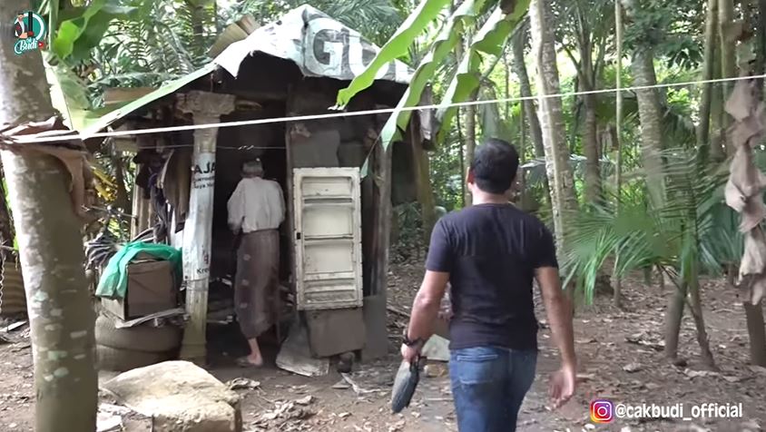 rumah mbah bustomi © YouTube