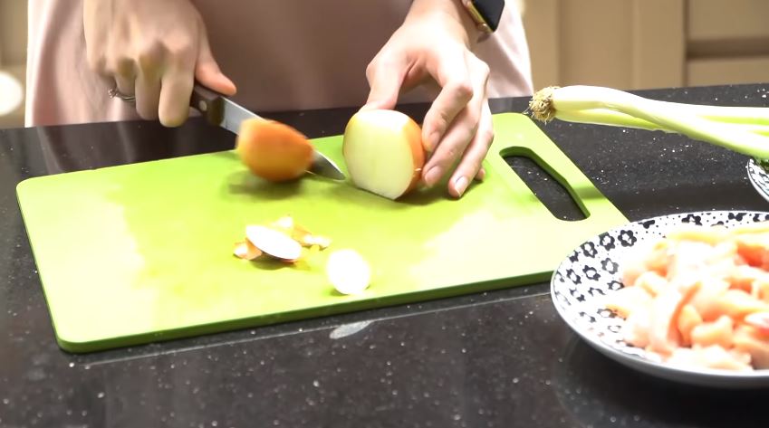 13 Cara Kimberly Ryder masak oyakodon khas Jepang, cuma pakai 4 bahan