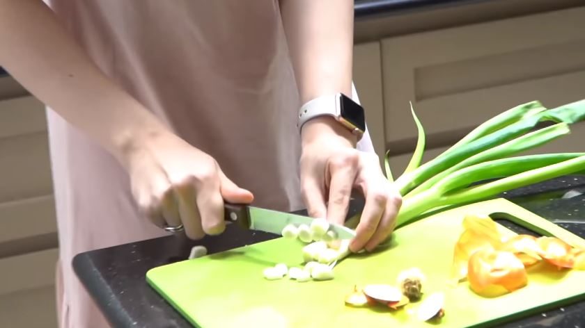 13 Cara Kimberly Ryder masak oyakodon khas Jepang, cuma pakai 4 bahan