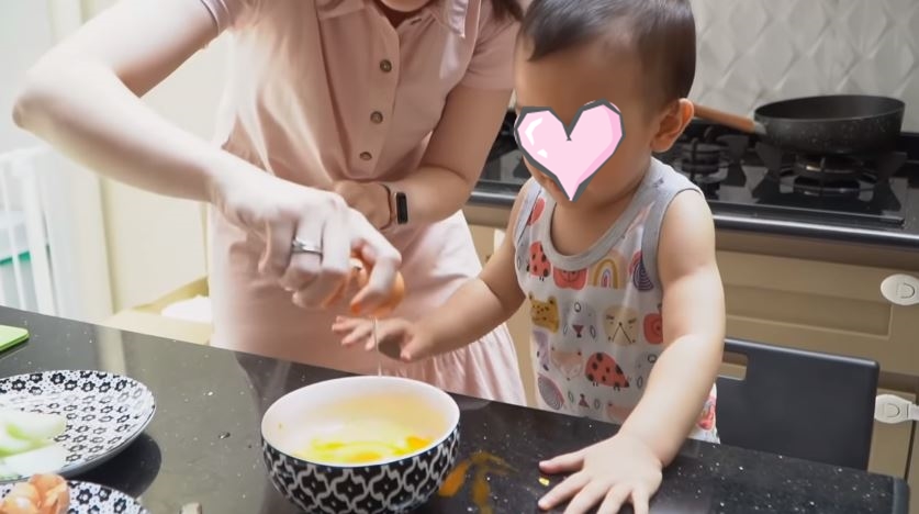 13 Cara Kimberly Ryder masak oyakodon khas Jepang, cuma pakai 4 bahan