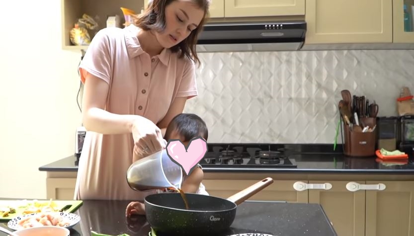 13 Cara Kimberly Ryder masak oyakodon khas Jepang, cuma pakai 4 bahan