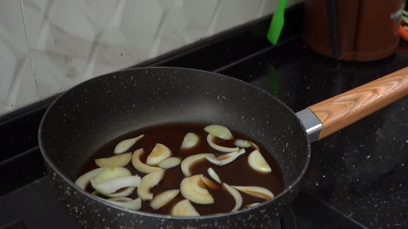 13 Cara Kimberly Ryder masak oyakodon khas Jepang, cuma pakai 4 bahan