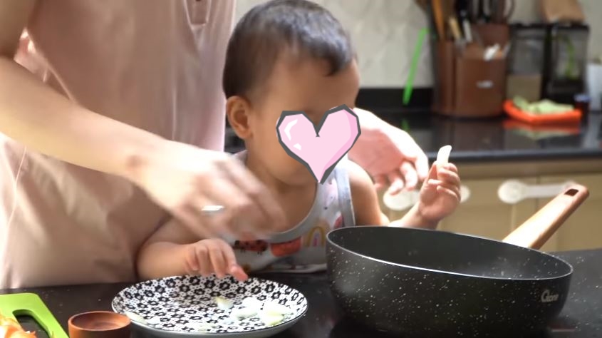 13 Cara Kimberly Ryder masak oyakodon khas Jepang, cuma pakai 4 bahan