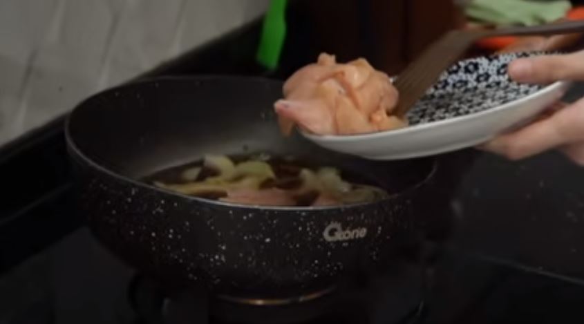 13 Cara Kimberly Ryder masak oyakodon khas Jepang, cuma pakai 4 bahan