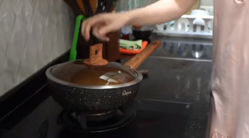 13 Cara Kimberly Ryder masak oyakodon khas Jepang, cuma pakai 4 bahan