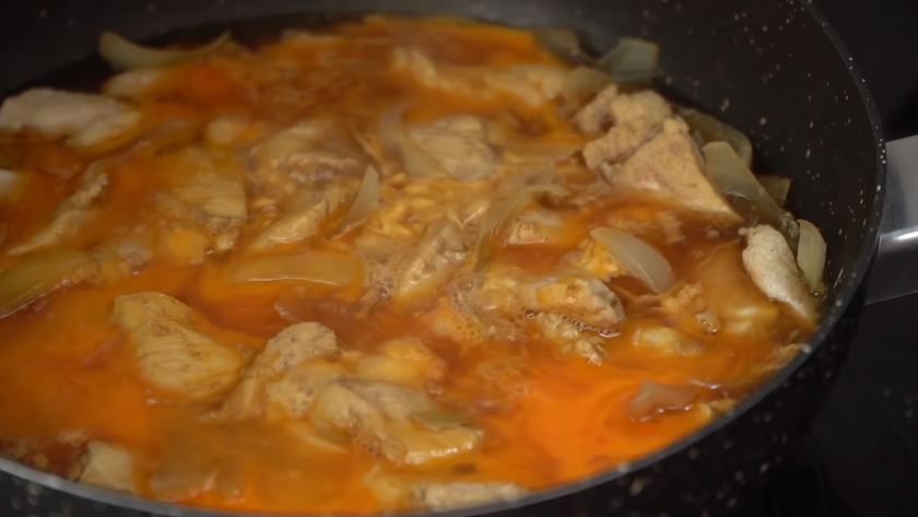 13 Cara Kimberly Ryder masak oyakodon khas Jepang, cuma pakai 4 bahan