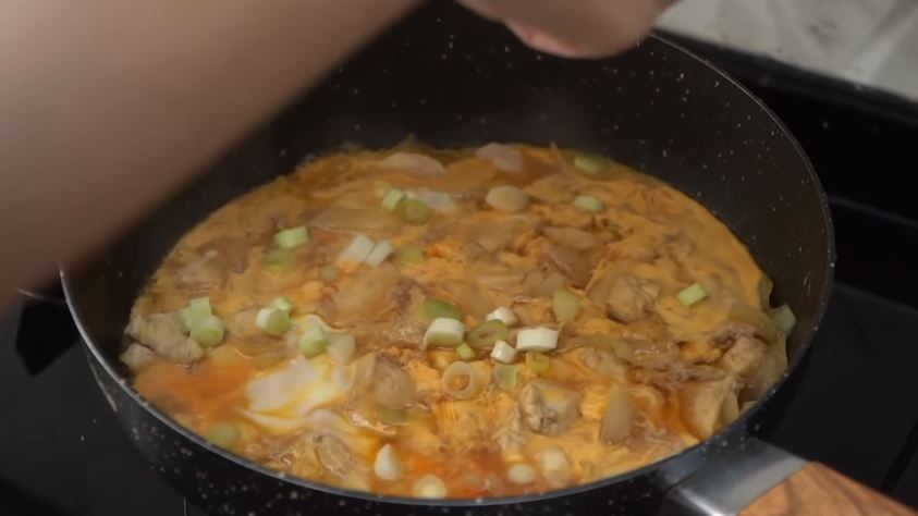 13 Cara Kimberly Ryder masak oyakodon khas Jepang, cuma pakai 4 bahan
