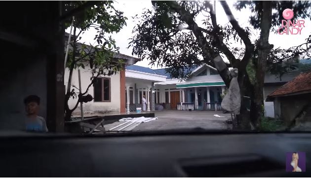 potret rumah dinar candy di kampung halaman © YouTube